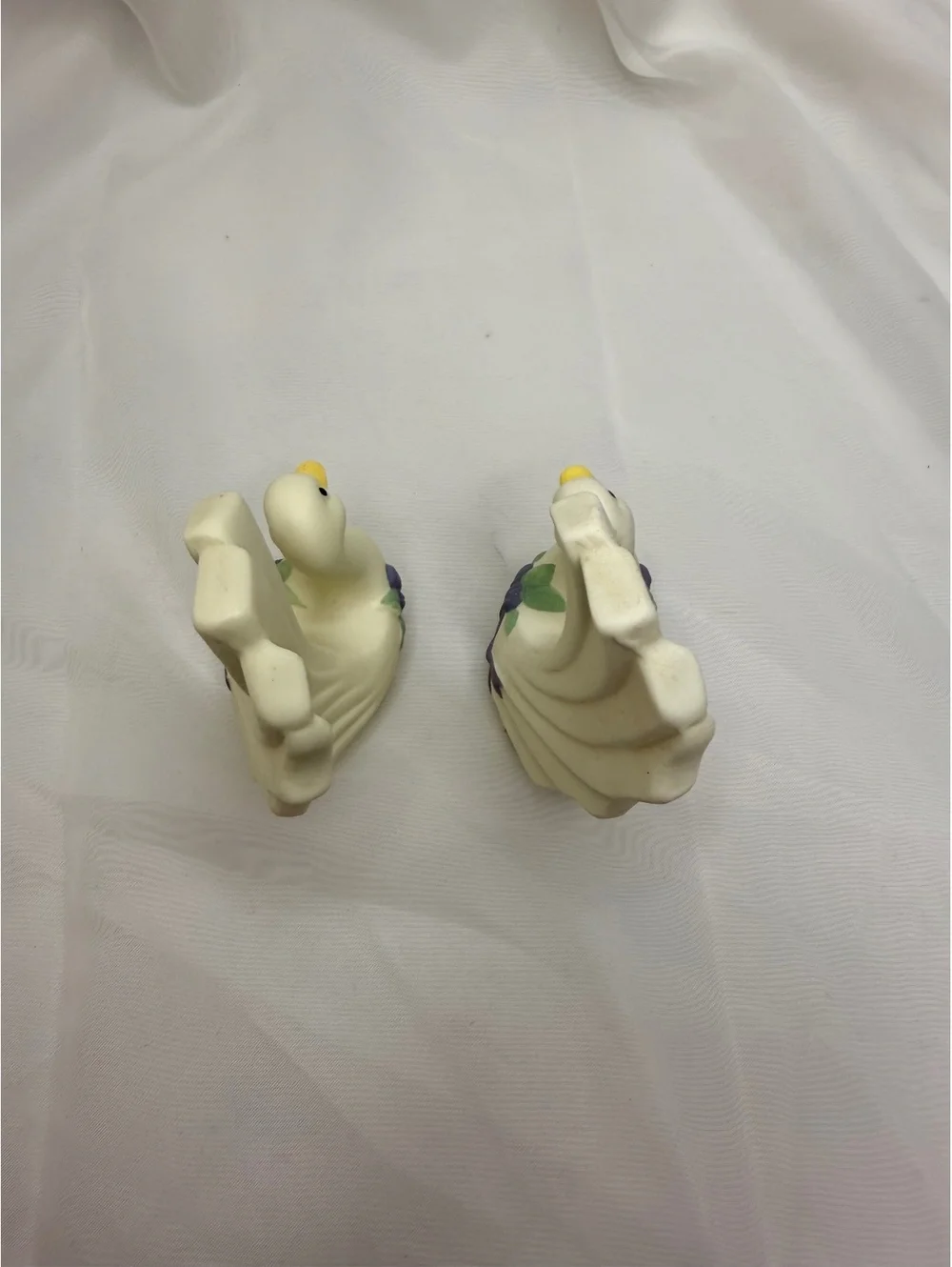 Swan Salt Pepper Shakers 1980’s Vintage Purple Roses Ribbon